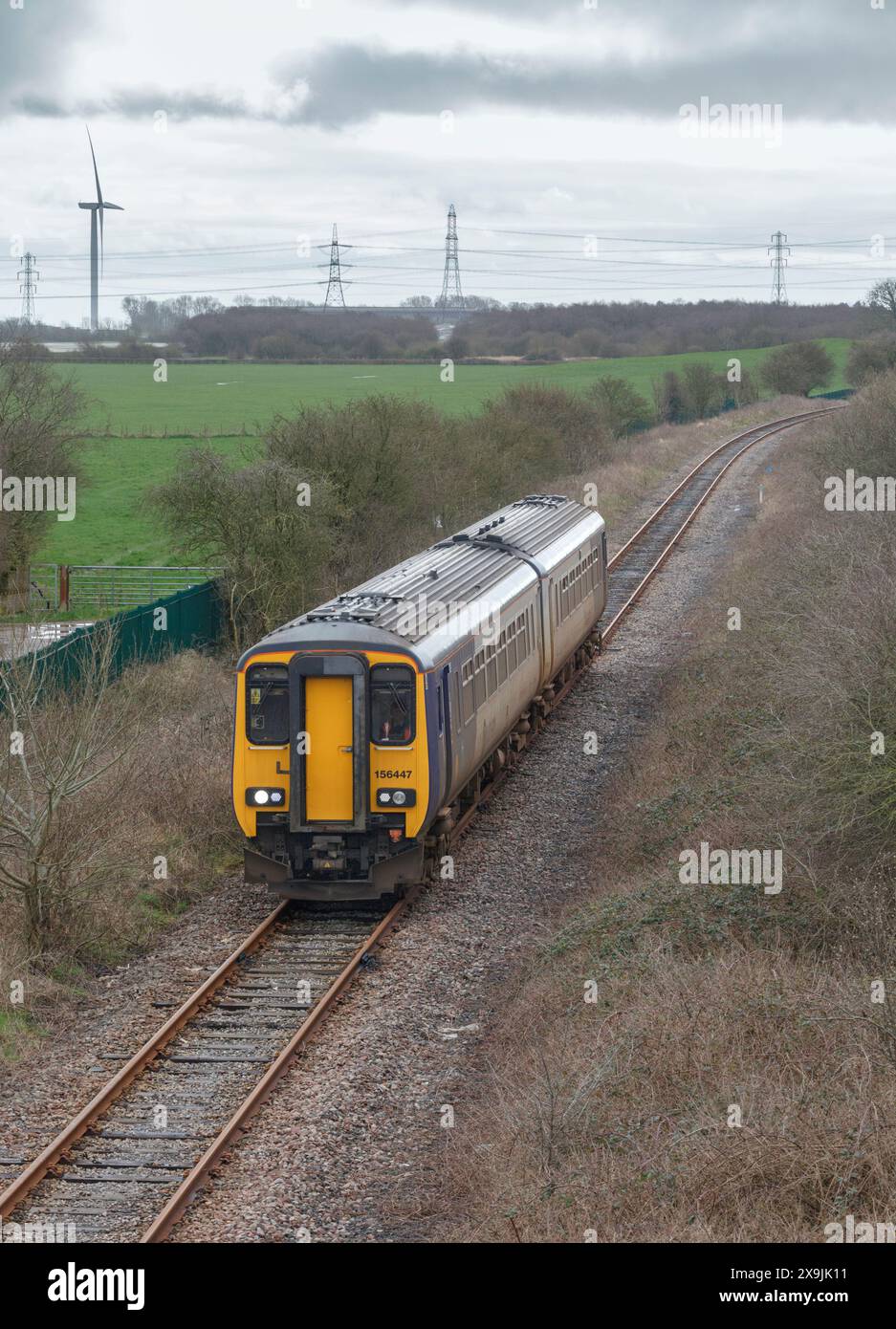 Dieselzug der Northern Rail-Klasse 156 auf der eingleisigen Heysham-Zweigstrecke mit einem täglichen Zug zum Heysham-Hafen Stockfoto