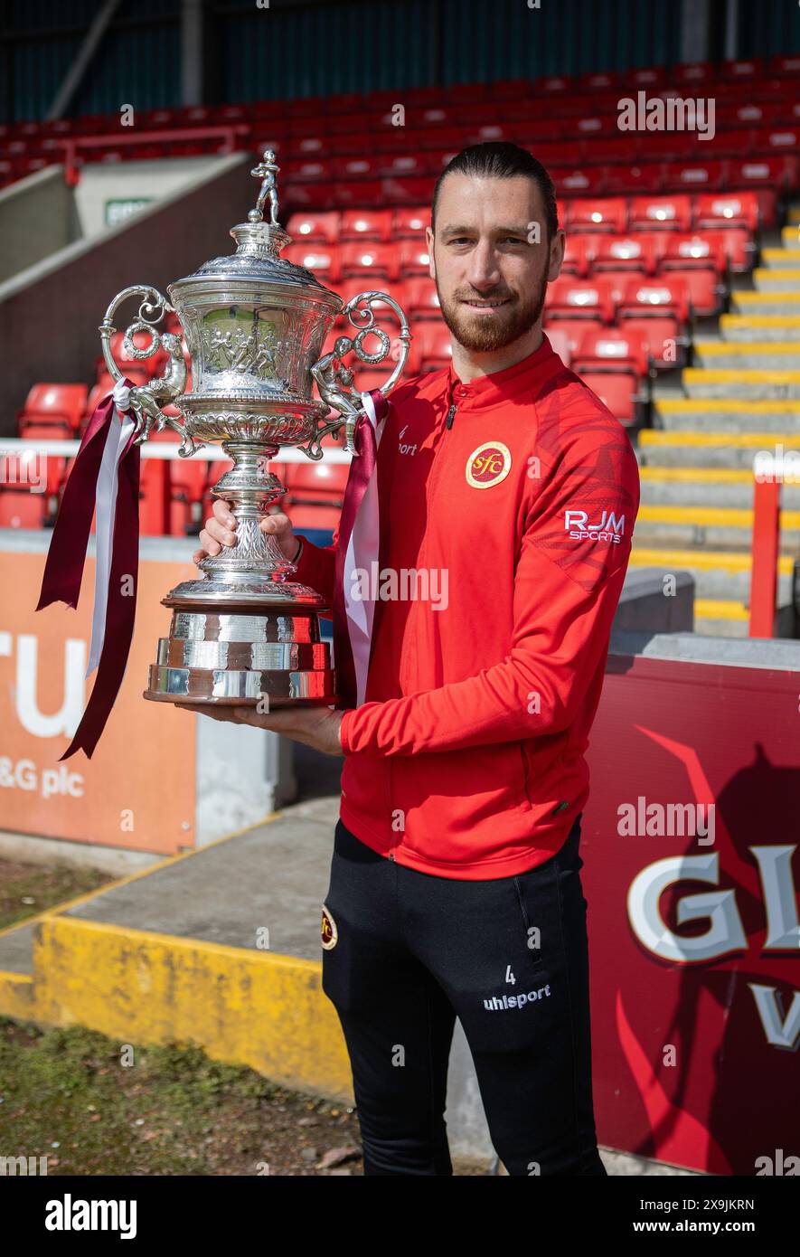 Gregor Buchanan, Kapitän des Stenhousemuir Football Club, hält den Stirlingshire Cup Stockfoto