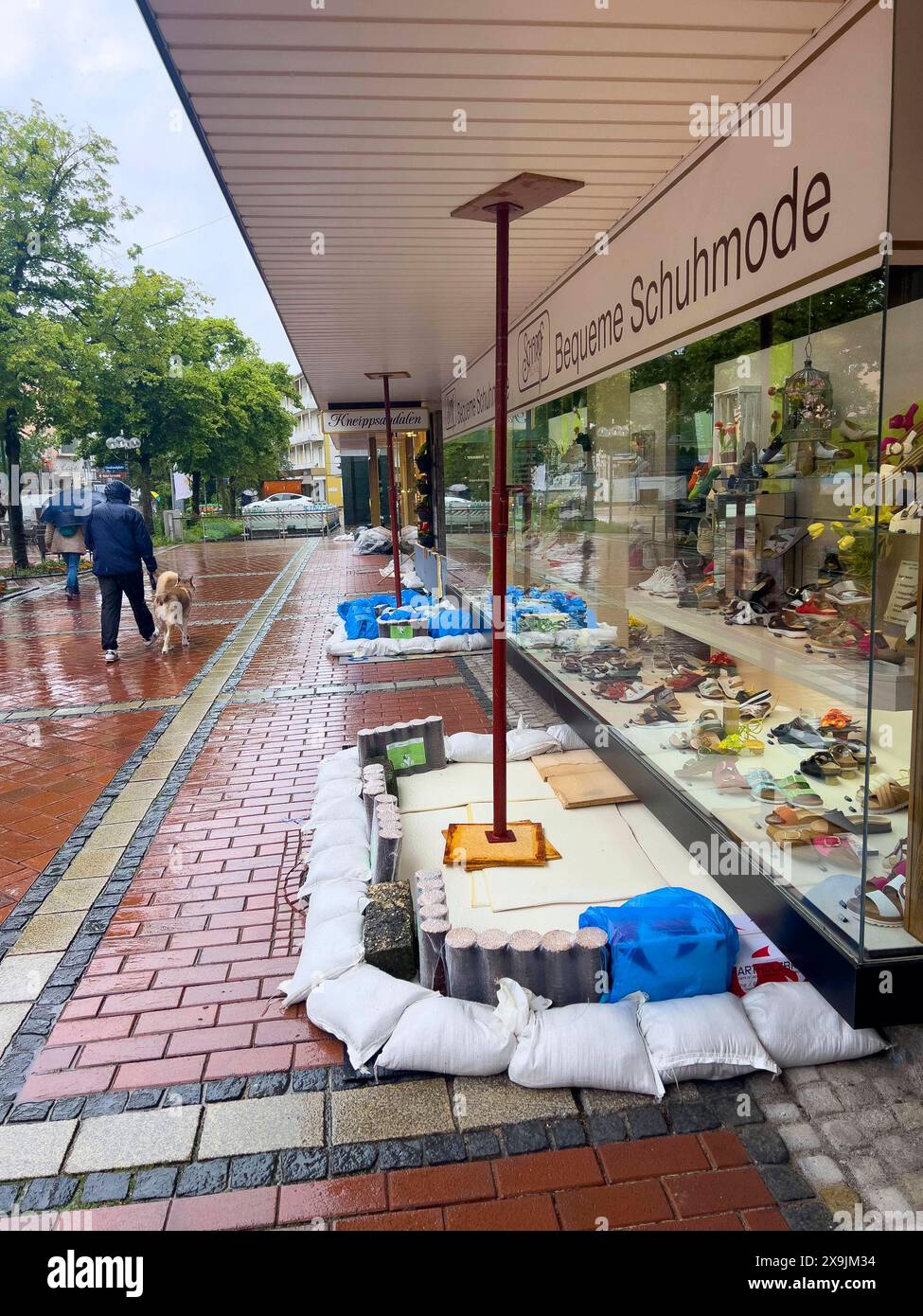 01.06.2024, Bad Wörishofen im Unterallgäu, drohendes Hochwasser nach andauernden Regenfällen, Fussgängerzone, die Geschäfte haben mit Sandsäcken Vorsorge vor dem drohenden Hochwasser getroffen. 01.06.2024, Hochwasser 01.06.2024, Hochwasser *** 01 06 2024, Bad Wörishofen im Unterallgäu, drohende Überschwemmung nach anhaltendem Niederschlag, Fußgängerzone, die Lager haben Vorkehrungen gegen das drohende Hochwasser getroffen mit Sandsäcken 01 06 2024, Hochwasser 01 06 2024, Hochwasser Stockfoto