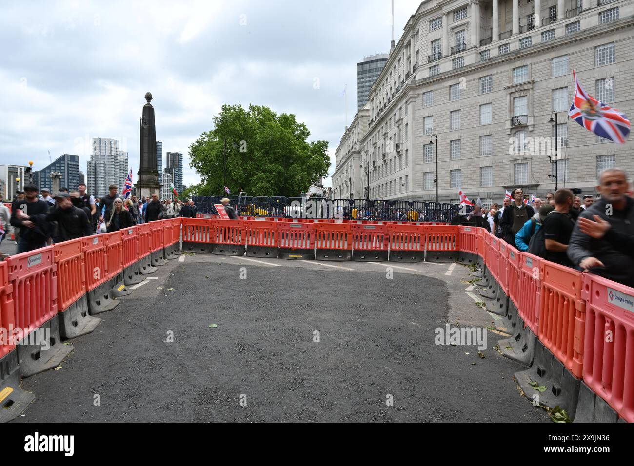 1. Juni 2024, London, England, Vereinigtes Königreich: Tausende Demonstranten marschieren während der Demonstration, die der ehemalige EDL-Chef Tommy Robinson organisiert hatte, auf den Parlamentsplatz. (Kreditbild: © Cal Ford/ZUMA Press Wire) NUR REDAKTIONELLE VERWENDUNG! Nicht für kommerzielle ZWECKE! Stockfoto