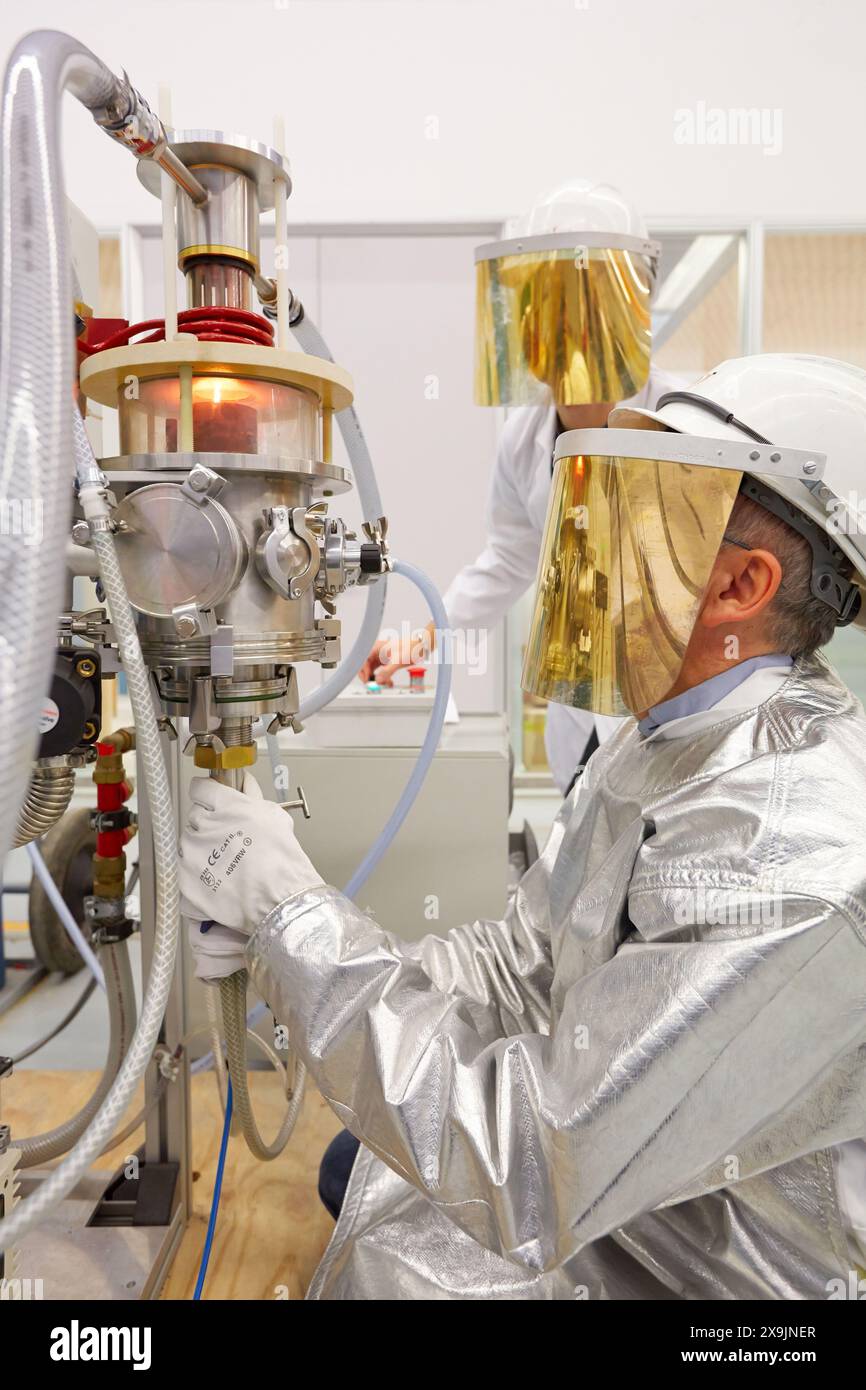 Vakuum-Levitation-Ausrüstung, unterstützt durch einen Induktionsofen, umfasst die Vakuum-Levitation-Ausrüstung 100-1000 g einen Tiegel, in Cu hergestellte und mit Wasser gekühlte Spule und Form dieses Vakuumsystem ist mit Argon gefüllt und verfügt über eine Gießereischwebeneinrichtung im Tiegel. seine Eigenschaften ermöglichen es, jede Kontaminationsquelle zu vermeiden die Stahlbauausrüstung wird in den Bereichen Nanotechnologien eingesetzt Industrie, Tecnalia Forschung und Innovation, Technologie- und Forschungszentrum, Technologiepark Zamudio, Derio, Bizkaia, Baskenland, Spanien. Stockfoto