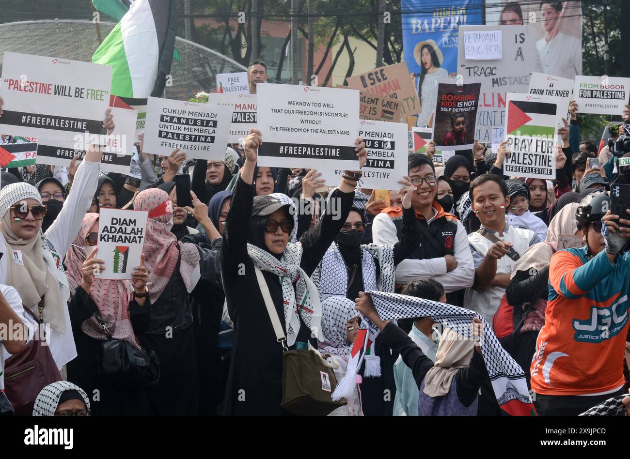 1. Juni 2024, Bogor, West-Java, Indonesien: Demonstranten halten ein Poster während einer Solidaritätskundgebung mit dem palästinensischen Volk in Bogor, West-Java, Indonesien. Mit diesem Protest verurteilten die israelischen Angriffe auf die Rafah, bei denen viele Palästinenser, darunter Kinder und Frauen, ums Leben kamen. In ihrer Aktion forderten die Demonstranten alle indonesischen Bürger auf, alle israelischen Produkte zu boykottieren. (Kreditbild: © Adriana Adie/ZUMA Press Wire) NUR REDAKTIONELLE VERWENDUNG! Nicht für kommerzielle ZWECKE! Stockfoto