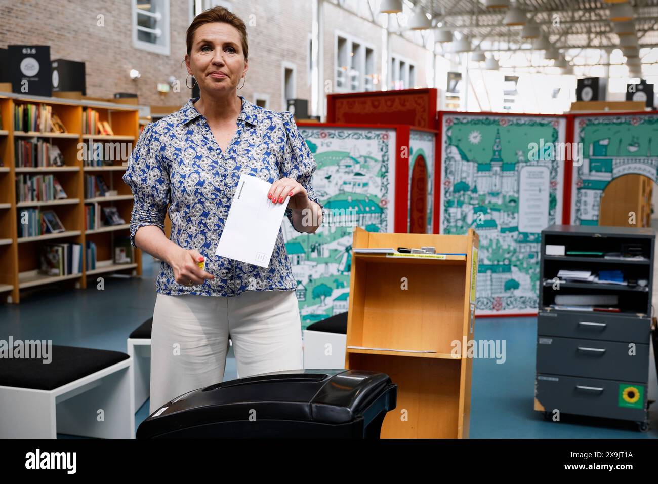 Denmarks-Premierministerin Mette Frederiksen gibt ihre Vorabstimme für die Wahlen zum Europäischen Parlament in der Hauptbibliothek in Aalborg, Jütland, Dänemark, am Samstag, den 1. Juni 2024 Stockfoto