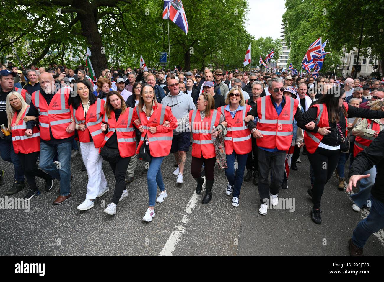 1. Juni 2024, London, England, Vereinigtes Königreich: Tausende Demonstranten marschieren auf den Parlamentsplatz, angeführt von einer Reihe von Stewards. (Kreditbild: © Cal Ford/ZUMA Press Wire) NUR REDAKTIONELLE VERWENDUNG! Nicht für kommerzielle ZWECKE! Stockfoto