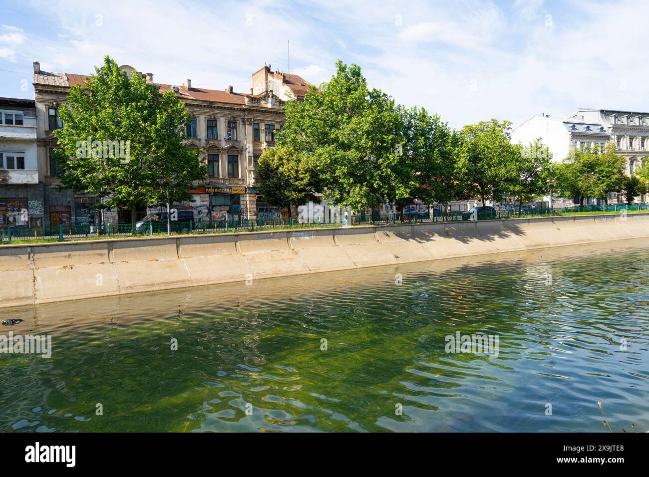 Bucarest, Rumänien. Mai 2024. Blick auf den Dambovita Fluss im Stadtzentrum Stockfoto
