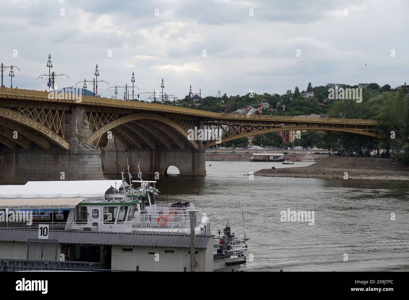 Die Margaretenbrücke über die Donau verbindet Buda und Pest miteinander und mit der Margareteninsel Budapest, Ungarn Stockfoto