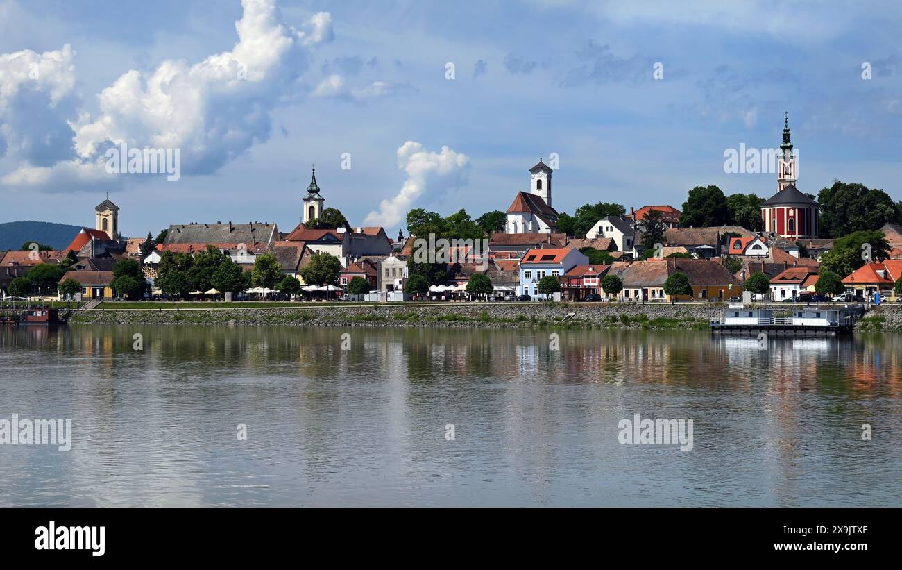 Donau in Szentendre mit vier Kirchen im Großformat Stockfoto