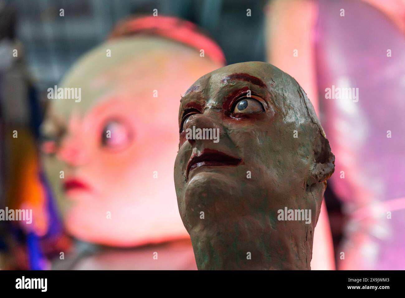 Puppen im Lagerraum der Abteilung Puppenspielkunst in der Hochschule für Schauspielkunst Ernst Busch in Berlin-Mitte. *** Marionetten im Lagerraum der Puppenspielabteilung der Ernst-Busch-Akademie für Schauspielkunst in Berlin Mitte Stockfoto