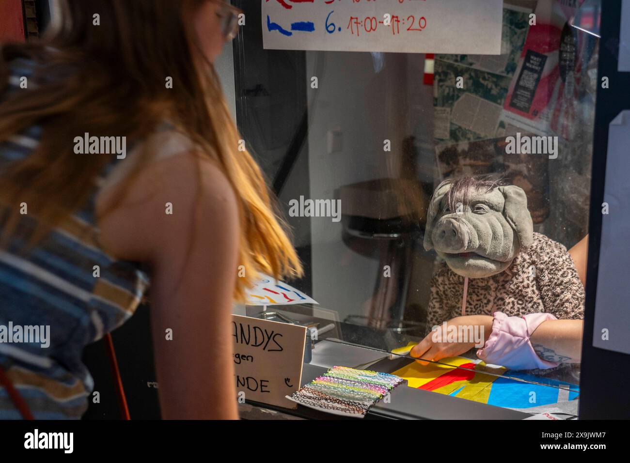 Eine Handpuppe gibt Auskunft beim Tag der offenen Tür in der Hochschule für Schauspielkunst Ernst Busch in Berlin-Mitte. *** Eine Handpuppe informiert am Tag der offenen Tür in der Ernst Busch Akademie für Dramatische Künste in Berlin Mitte Stockfoto