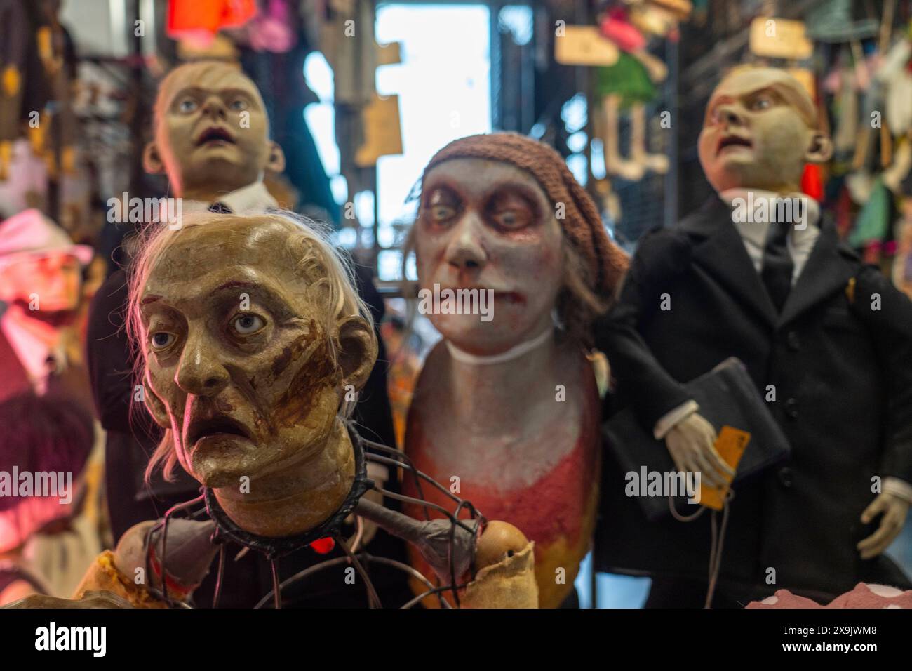 Puppen im Lagerraum der Abteilung Puppenspielkunst in der Hochschule für Schauspielkunst Ernst Busch in Berlin-Mitte. *** Marionetten im Lagerraum der Puppenspielabteilung der Ernst-Busch-Akademie für Schauspielkunst in Berlin Mitte Stockfoto