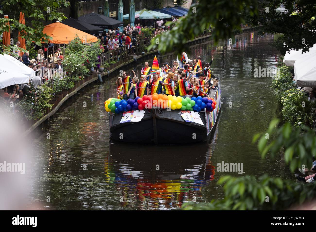 UTRECHT - die Teilnehmer der Utrecht Pride Boat Parade winken den Zuschauern zu. Das Hauptziel der Organisation der jährlichen Veranstaltung besteht darin, die Sichtbarkeit von LGBTIQ+-Organisationen zu erhöhen. ANP JEROEN JUMELET niederlande Out - belgien Out Stockfoto