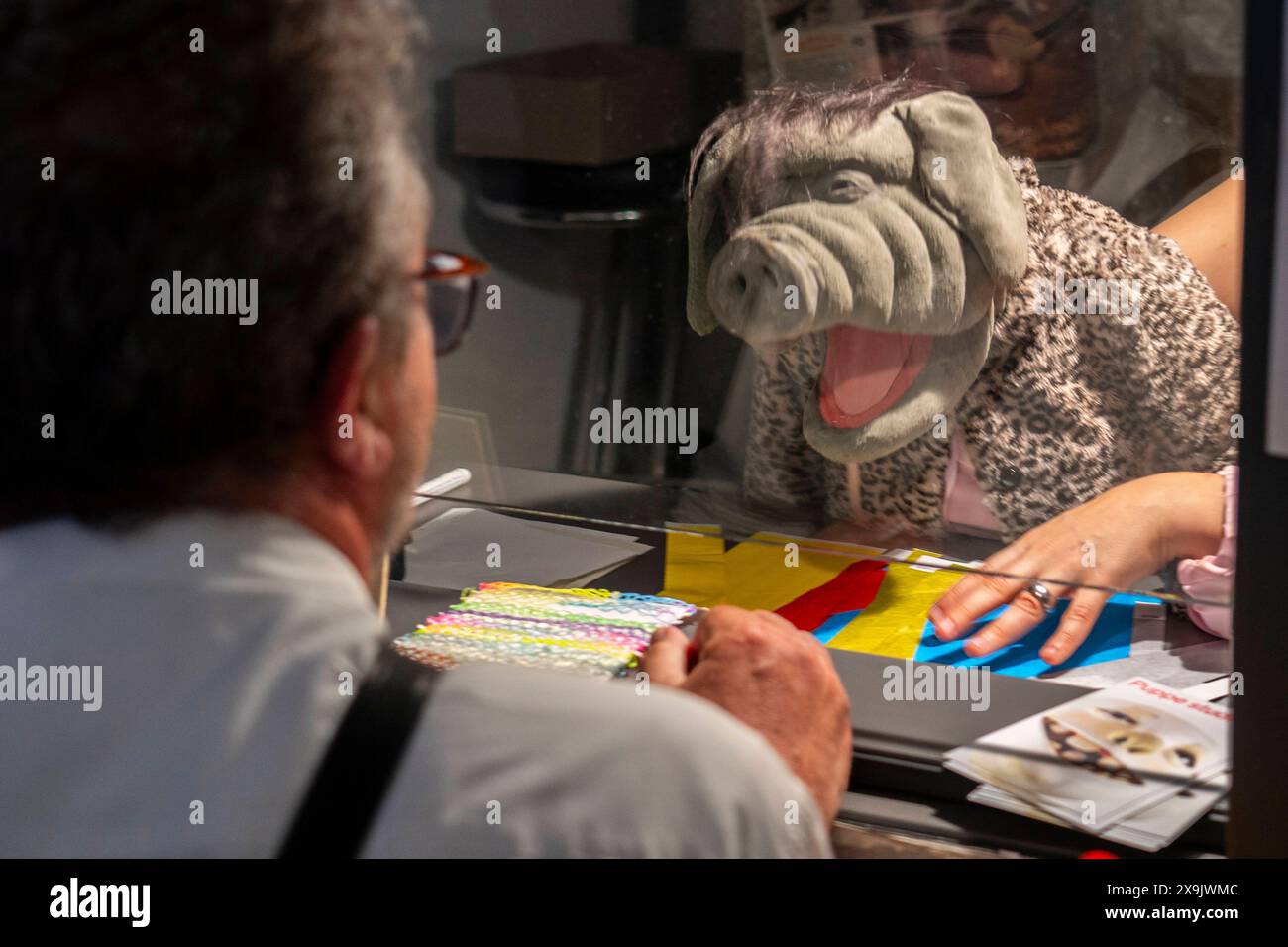 Eine Handpuppe gibt Auskunft beim Tag der offenen Tür in der Hochschule für Schauspielkunst Ernst Busch in Berlin-Mitte. *** Eine Handpuppe informiert am Tag der offenen Tür in der Ernst Busch Akademie für Dramatische Künste in Berlin Mitte Stockfoto