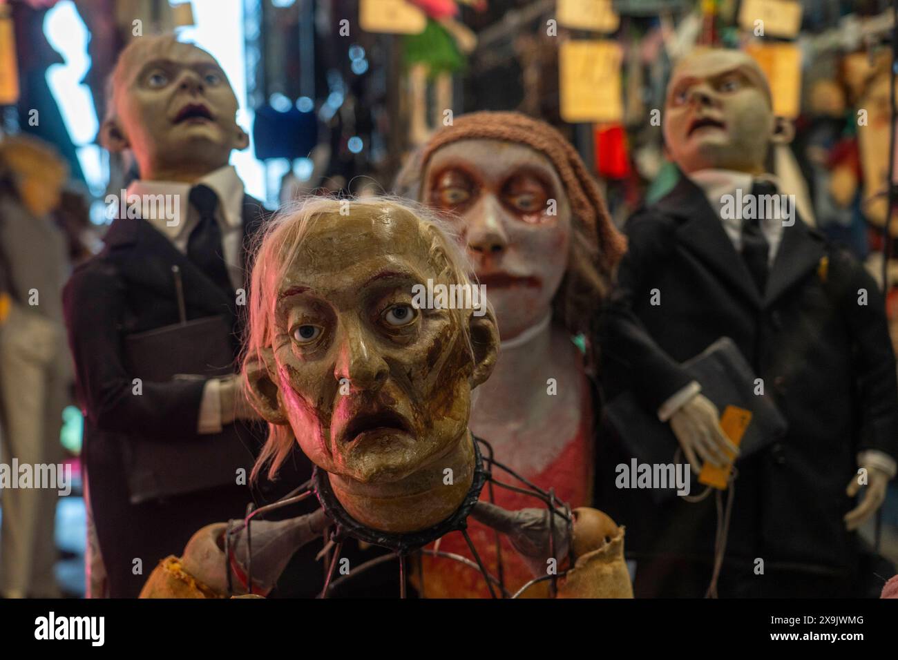 Puppen im Lagerraum der Abteilung Puppenspielkunst in der Hochschule für Schauspielkunst Ernst Busch in Berlin-Mitte. *** Marionetten im Lagerraum der Puppenspielabteilung der Ernst-Busch-Akademie für Schauspielkunst in Berlin Mitte Stockfoto