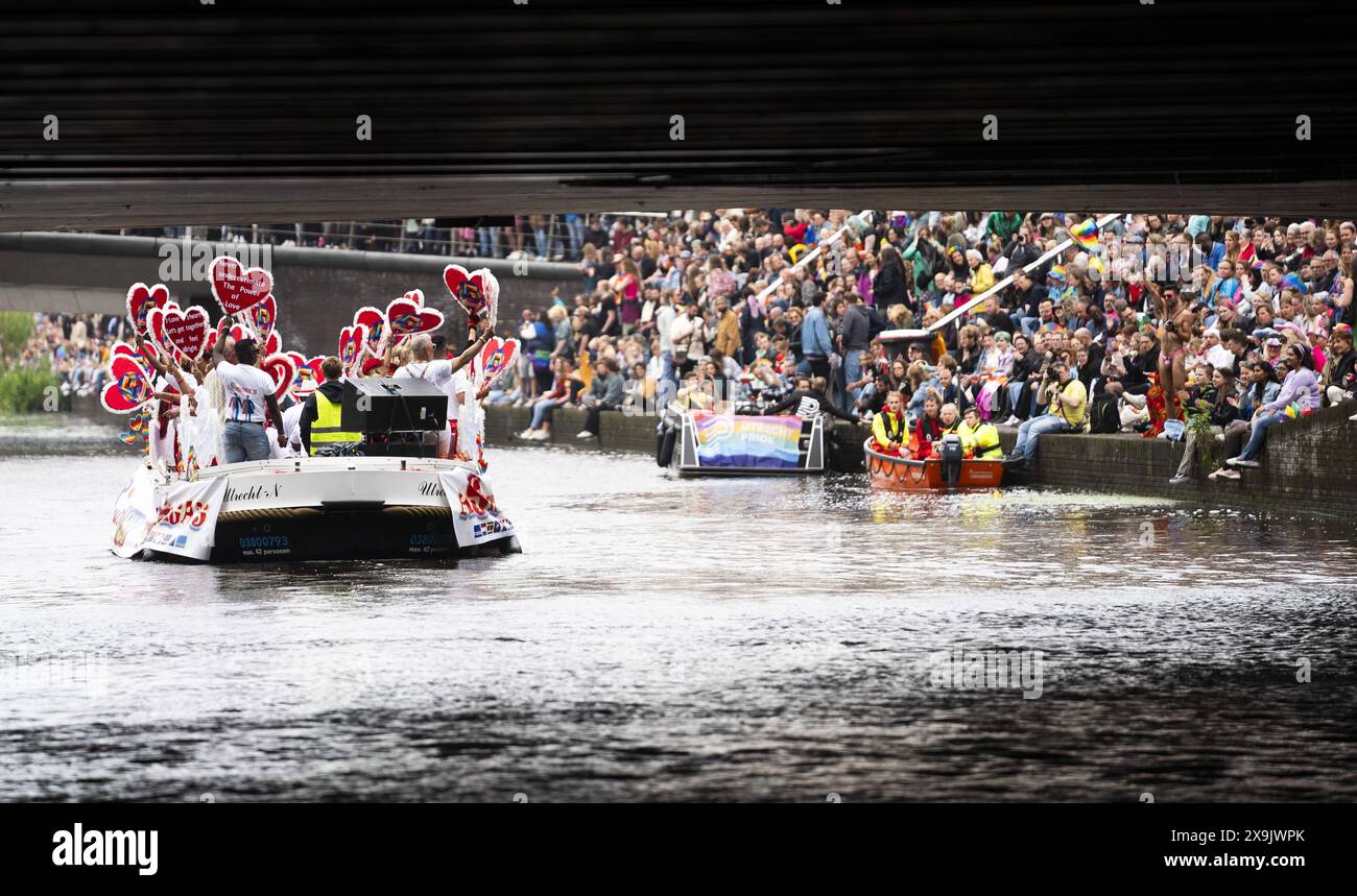 UTRECHT - die Teilnehmer der Utrecht Pride Boat Parade winken den Zuschauern zu. Das Hauptziel der Organisation der jährlichen Veranstaltung besteht darin, die Sichtbarkeit von LGBTIQ+-Organisationen zu erhöhen. ANP JEROEN JUMELET niederlande Out - belgien Out Stockfoto