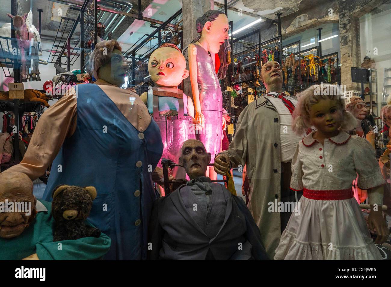 Puppen im Lagerraum der Abteilung Puppenspielkunst in der Hochschule für Schauspielkunst Ernst Busch in Berlin-Mitte. *** Marionetten im Lagerraum der Puppenspielabteilung der Ernst-Busch-Akademie für Schauspielkunst in Berlin Mitte Stockfoto