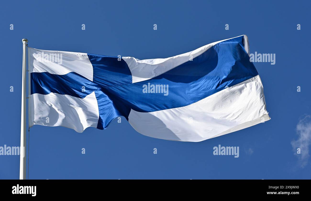 Flatternde Nationalflagge Finnlands gegen den blauen Himmel Stockfoto