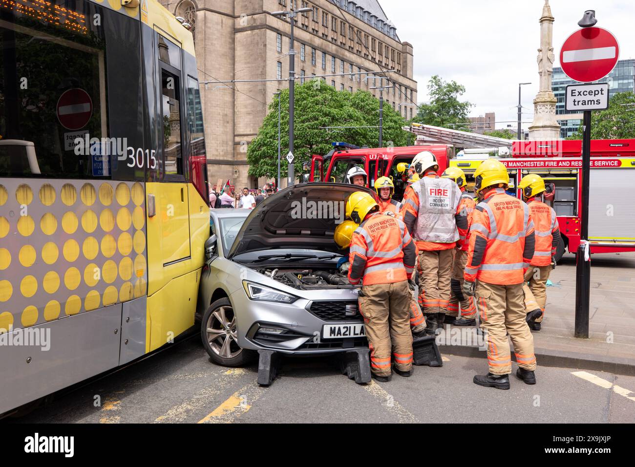 Ein Auto stürzte in eine Straßenbahn auf dem St. Peters Square, nachdem der Verkehr im Zentrum aufgrund einer palästinensischen Demonstration im Stadtzentrum von Manchester gestoppt wurde. Der Protest sah Demonstranten die Marktstraße entlang an einer Filiale der Barclays Bank vorbeiziehen, die nach dem Zerschlagen von Fenstern an Bord ging und das Gebäude mit roter Farbe bedeckt war, als Teil eines Protestes gegen die Beteiligung der Banken an Investitionen in Israel. Manchester, UK Bild: Garyroberts/worldwidefeatures.com Stockfoto