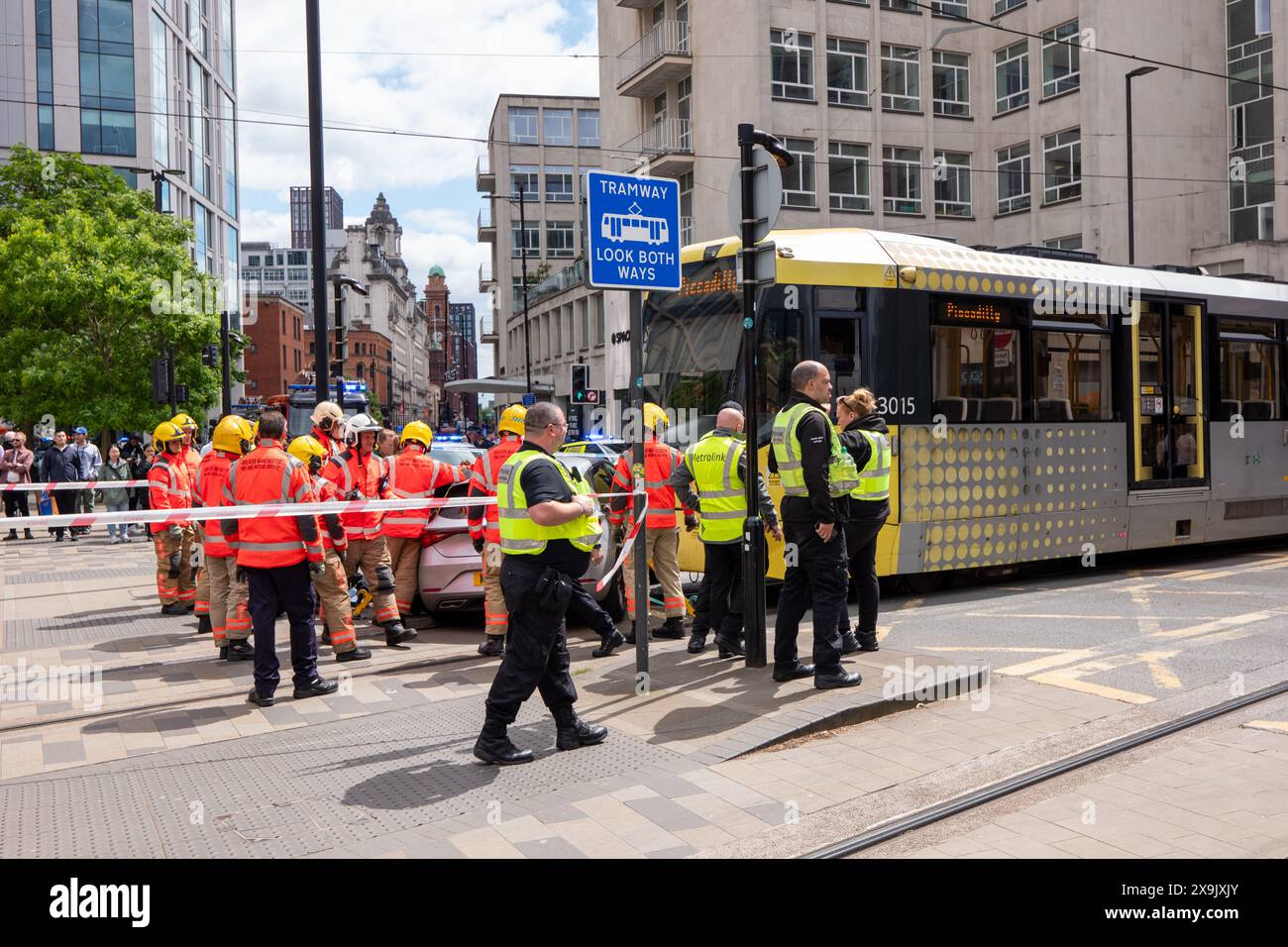 Ein Auto stürzte in eine Straßenbahn auf dem St. Peters Square, nachdem der Verkehr im Zentrum aufgrund einer palästinensischen Demonstration im Stadtzentrum von Manchester gestoppt wurde. Der Protest sah Demonstranten die Marktstraße entlang an einer Filiale der Barclays Bank vorbeiziehen, die nach dem Zerschlagen von Fenstern an Bord ging und das Gebäude mit roter Farbe bedeckt war, als Teil eines Protestes gegen die Beteiligung der Banken an Investitionen in Israel. Manchester, UK Bild: Garyroberts/worldwidefeatures.com Stockfoto