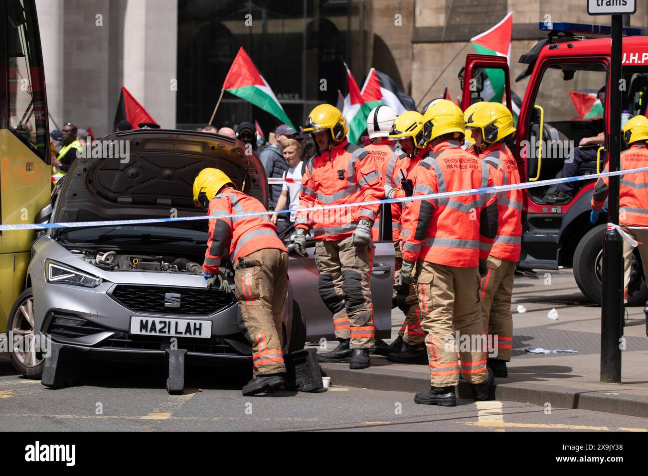 Ein Auto stürzte in eine Straßenbahn auf dem St. Peters Square, nachdem der Verkehr im Zentrum aufgrund einer palästinensischen Demonstration im Stadtzentrum von Manchester gestoppt wurde. Der Protest sah Demonstranten die Marktstraße entlang an einer Filiale der Barclays Bank vorbeiziehen, die nach dem Zerschlagen von Fenstern an Bord ging und das Gebäude mit roter Farbe bedeckt war, als Teil eines Protestes gegen die Beteiligung der Banken an Investitionen in Israel. Manchester, UK Bild: Garyroberts/worldwidefeatures.com Stockfoto