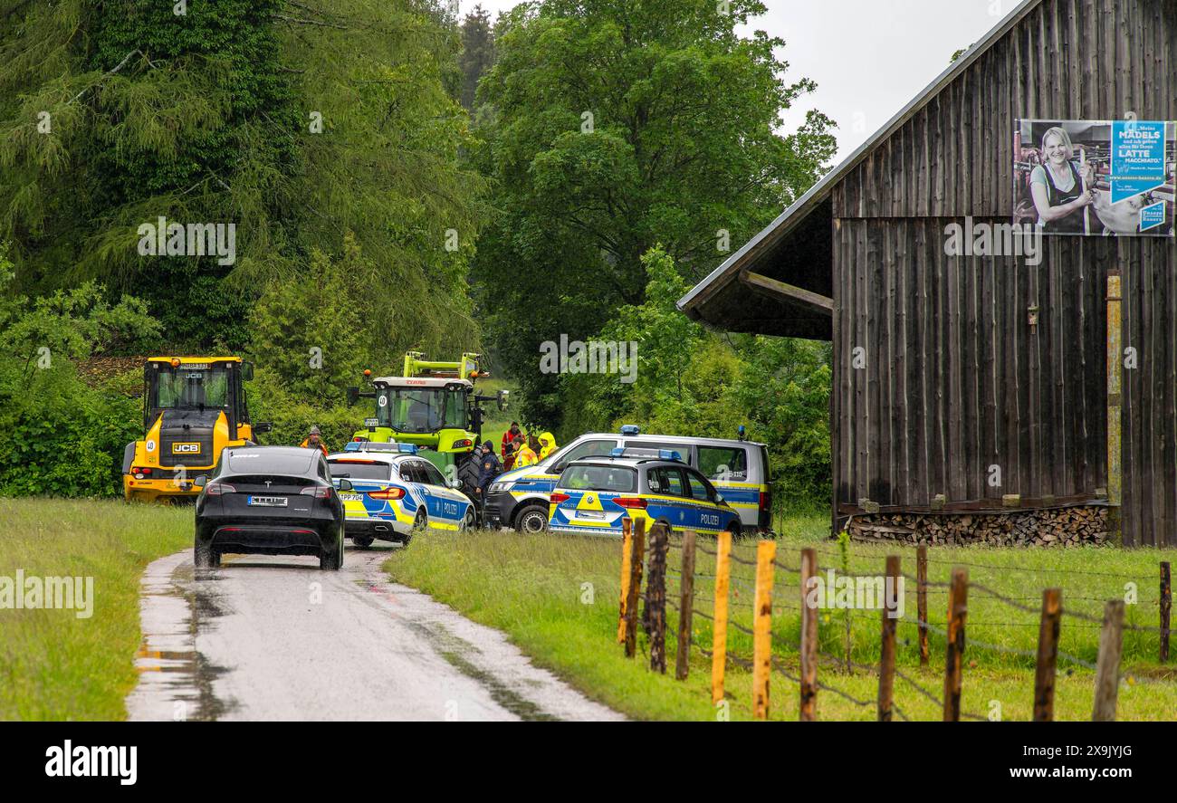 01.06.2024, Bad Wörishofen im Unterallgäu, Hochwasser nach andauernden Regenfällen, Behörden kümmern sich mit Fachleuten am Waldsee im Süden um die Sicherheit des Staudammes. 01.06.2024, Hochwasser 01.06.2024, Hochwasser *** 01 06 2024, Bad Wörishofen im Unterallgäu, Hochwasser nach anhaltenden Regenfällen sorgen Behörden und Experten am Waldsee im Süden für die Sicherheit des Damms 01 06 2024, Überschwemmung 01 06 2024, Überschwemmung Stockfoto
