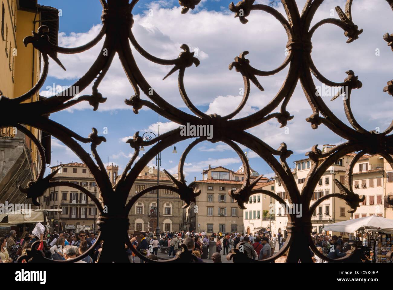 Florenz, Italien, 18. September 2012: Ein Blick auf die Piazza di Santa Croce durch schmiedeeiserne Eleganz Stockfoto