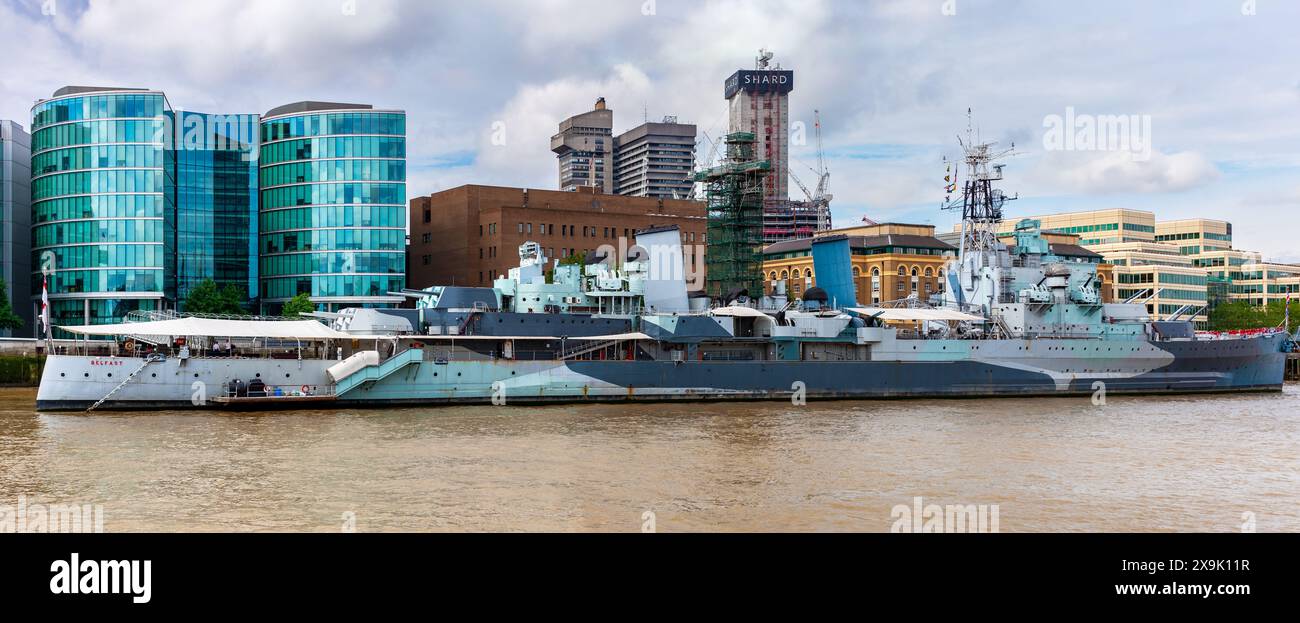 London, Vereinigtes Königreich - 2. Juli 2010 : HMS Belfast an der Themse. Ein leichtes Kreuzerschiff aus dem Zweiten Weltkrieg, das vor dem Shard-Gebäude vor Anker lag. Stockfoto