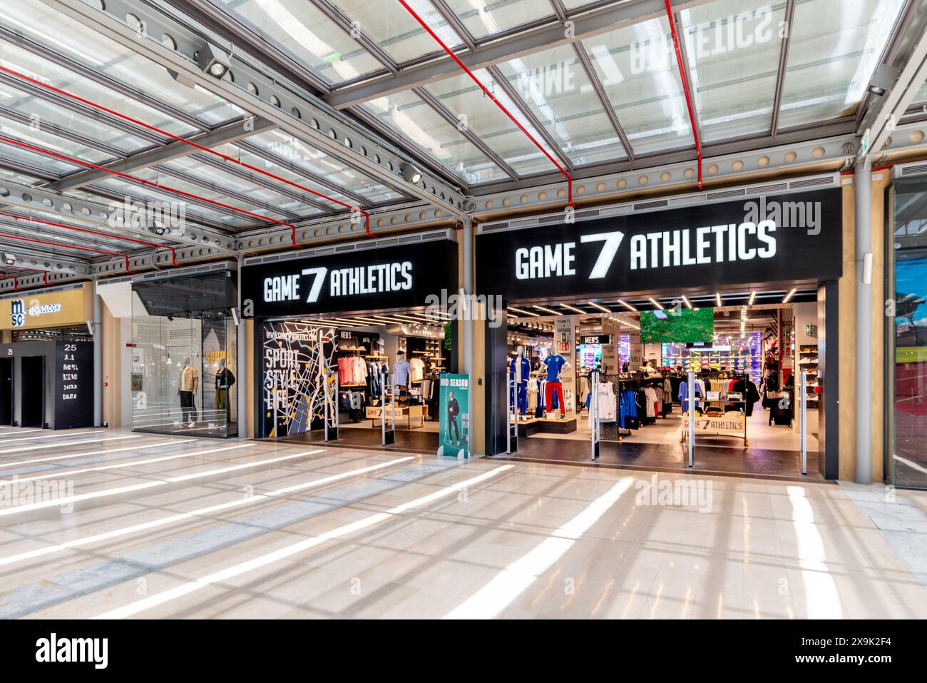 Turin, Italien - 10. Mai 2024: Spiel 7 Athletics Store im Einkaufszentrum Lingotto Turin, in der renovierten ehemaligen Fiat-Autofabrik. Spiel 7 Leichtathletik ist Majo Stockfoto