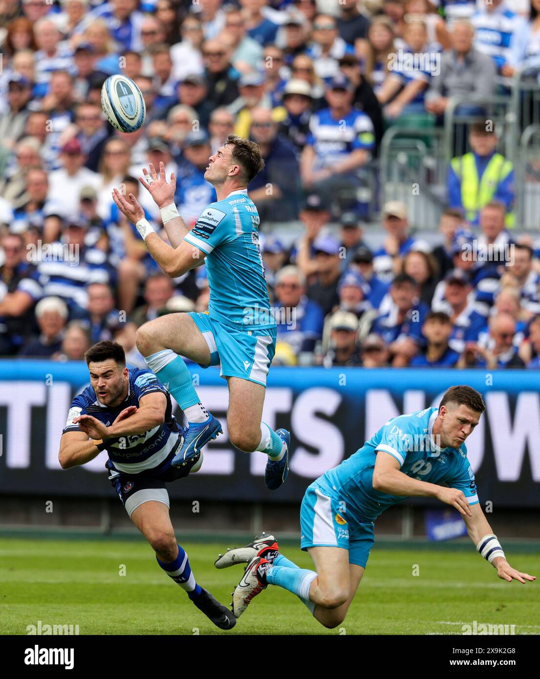 Sale Sharks' Joe Carpenter (Mitte) sammelt den Ball über Bath's will Muir (links) und Sale Sharks' Sam James (rechts) während des Halbfinalspiels der Gallagher Premiership auf dem Recreation Ground in Bath. Bilddatum: Samstag, 1. Juni 2024. Stockfoto