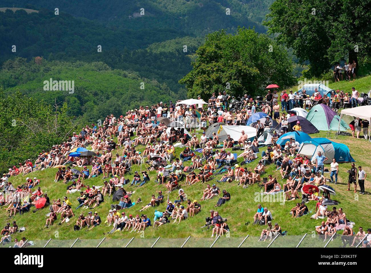 Mugello, Italien. Juni 2024. 01.06.2024, Autodromo Internazionale del Mugello, Mugello, MotoGP Grand Prix 2024 von Italien, im Bild steht der Zuschauer in Mugello. Quelle: dpa Picture Alliance/Alamy Live News Stockfoto