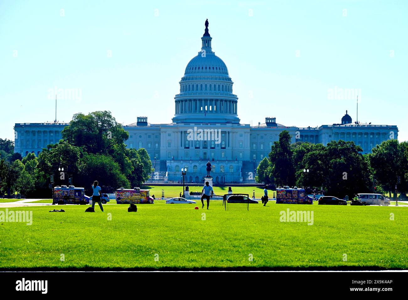 Washington, D.C., USA - 1. Juni 2024: Ein Mann und eine Frau genießen einen Samstagmorgen in der National Mall mit dem Kapitol der Vereinigten Staaten als Kulisse. Stockfoto
