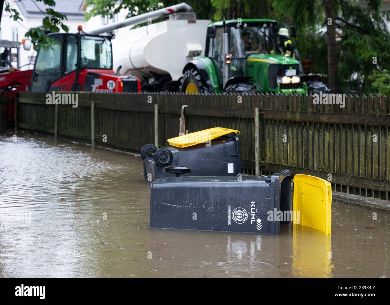 01. Juni 2024, Bayern, Dasing: Mülltonnen liegen im Hochwasser in Dasing im schwäbischen Landkreis Aichach-Friedberg. Foto: Sven Hoppe/dpa Stockfoto