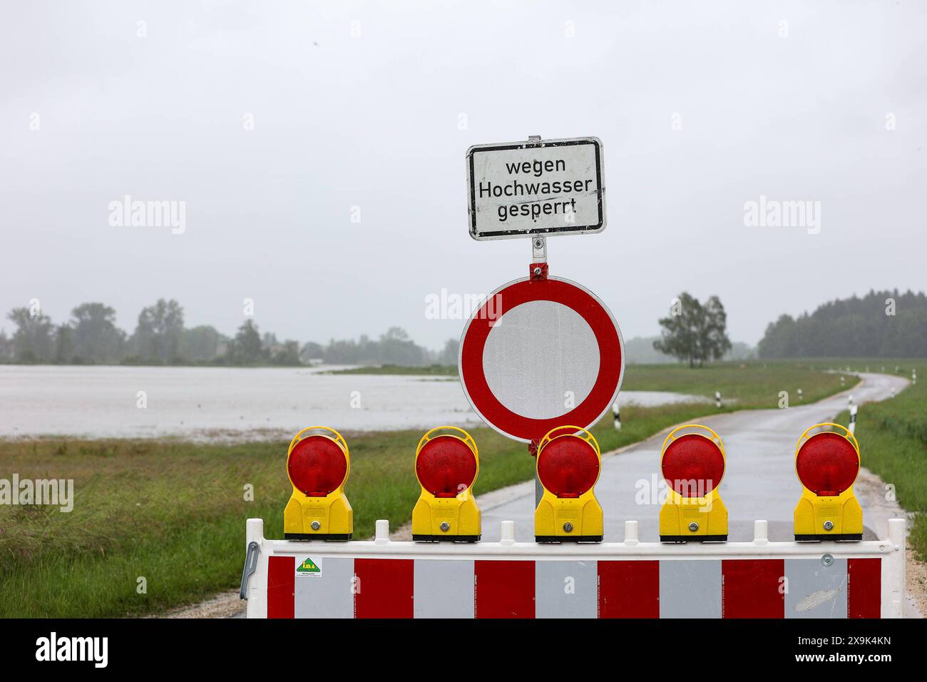 Hochwasser Aichach 01.06.2024 viele gesperrte Strassen im Landkreis Aichach-Friedberg - wie hier zwischen Unterwittelsbach und Walchshofen, Ueberschwemmung, Wegen Hochwasser Gesprerrt, Strassenschild, Strassensperre, Symbolbild Aichach Aichach Bayern Deutschland *** Hochwasser Aichach 01 06 2024 viele gesperrte Straßen im Landkreis Aichach Friedberg wie hier zwischen Unterwittelsbach und Walchshofen, Überschwemmung, wegen Überschwemmung gesperrt, Verkehrsschild, Straßensperrung, Symbolbild Aichach Aichach Bayern Deutschland Copyright: xBEAUTIFULxSPORTS/Goldbergx Stockfoto