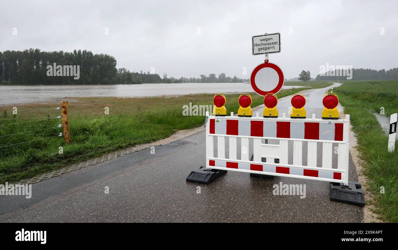 Hochwasser Aichach 01.06.2024 viele gesperrte Strassen im Landkreis Aichach-Friedberg - wie hier zwischen Unterwittelsbach und Walchshofen, Ueberschwemmung, Wegen Hochwasser Gesprerrt, Strassenschild, Strassensperre, Symbolbild Aichach Aichach Bayern Deutschland *** Hochwasser Aichach 01 06 2024 viele gesperrte Straßen im Landkreis Aichach Friedberg wie hier zwischen Unterwittelsbach und Walchshofen, Überschwemmung, wegen Überschwemmung gesperrt, Verkehrsschild, Straßensperrung, Symbolbild Aichach Aichach Bayern Deutschland Copyright: xBEAUTIFULxSPORTS/Goldbergx Stockfoto