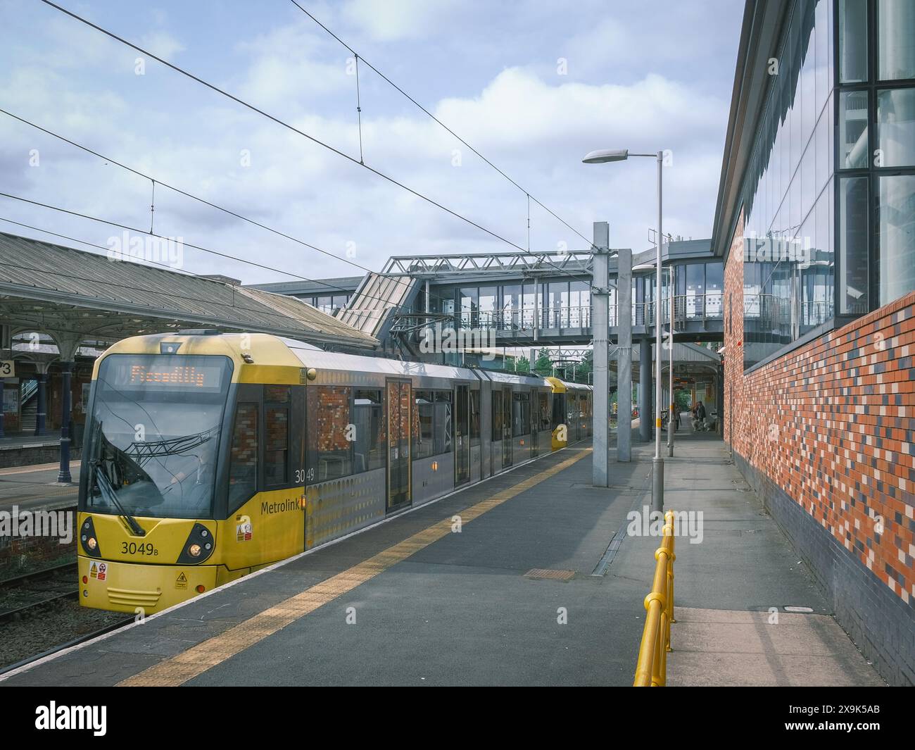 Be Network Metrolink-Straßenbahn nach Manchester Piccadilly am Altrincham Interchange Stockfoto