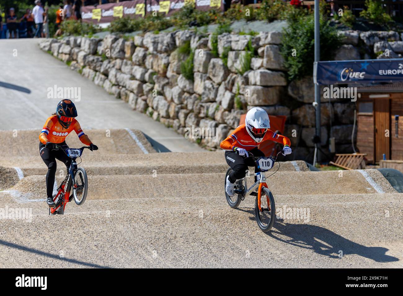 VERONA, ITALIEN - 1. JUNI: Judy Baauw aus den Niederlanden und Laura Smulders aus den Niederlanden während des ersten Tages der UEC BMX Europameisterschaft 2024 am 1. Juni 2024 in Verona, Italien. (Foto: Nico van Dartel/BSR Agency) Stockfoto