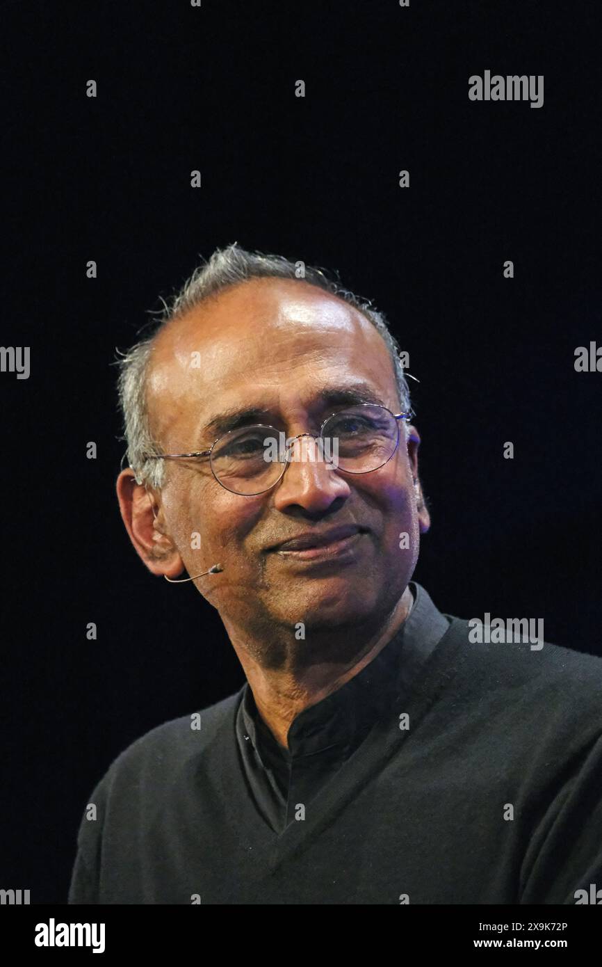Hay Festival, Hay on Wye, Powys, Wales, Großbritannien – Samstag, 1. Juni 2024 – Venki Ramakrishnan, Nobelpreisträger, auf der Bühne bei Hay – Photo Steven May / Alamy Live News Stockfoto