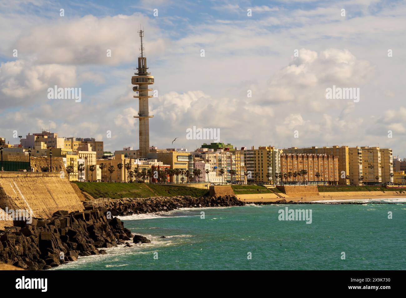 Malerische Panorama-Skyline von Cadiz, Spanien an sonnigen Tagen. Cádiz hat alte Steinmauern, wunderschöne Strände, eine Strandpromenade am Meer, Schlösser und Burgen. Stockfoto