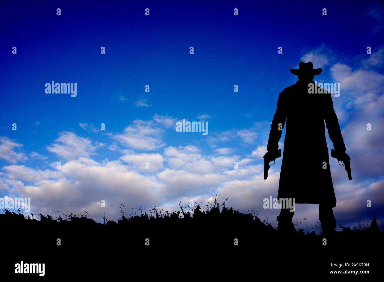 Silhouette eines Schützen mit Waffen in den Händen Stockfoto