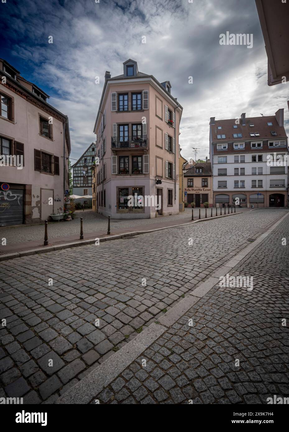 Straßburg, Frankreich - 06 28 2023: Straßburg Stadt: Blick auf die typischen bunten elsässischen Fassadengebäude im Viertel La Petite France entlang des Ill Rive Stockfoto