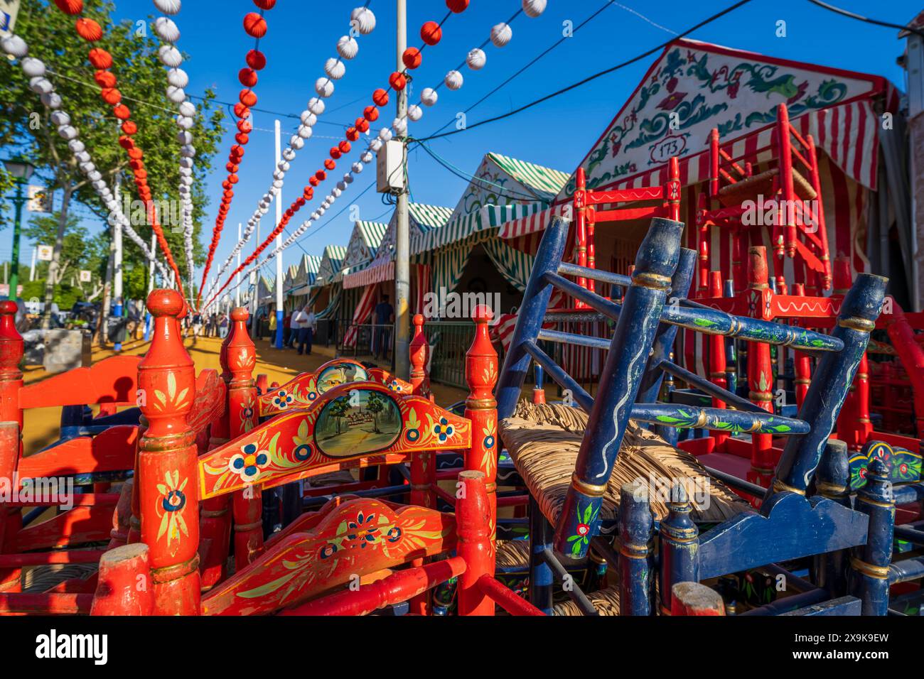 Sevilla April Messe (Feria de Abril de Sevilla, April Messe) Vorbereitung. Messegelände mit dekorativen spanischen Stühlen vor Zelten in Spanien Stockfoto