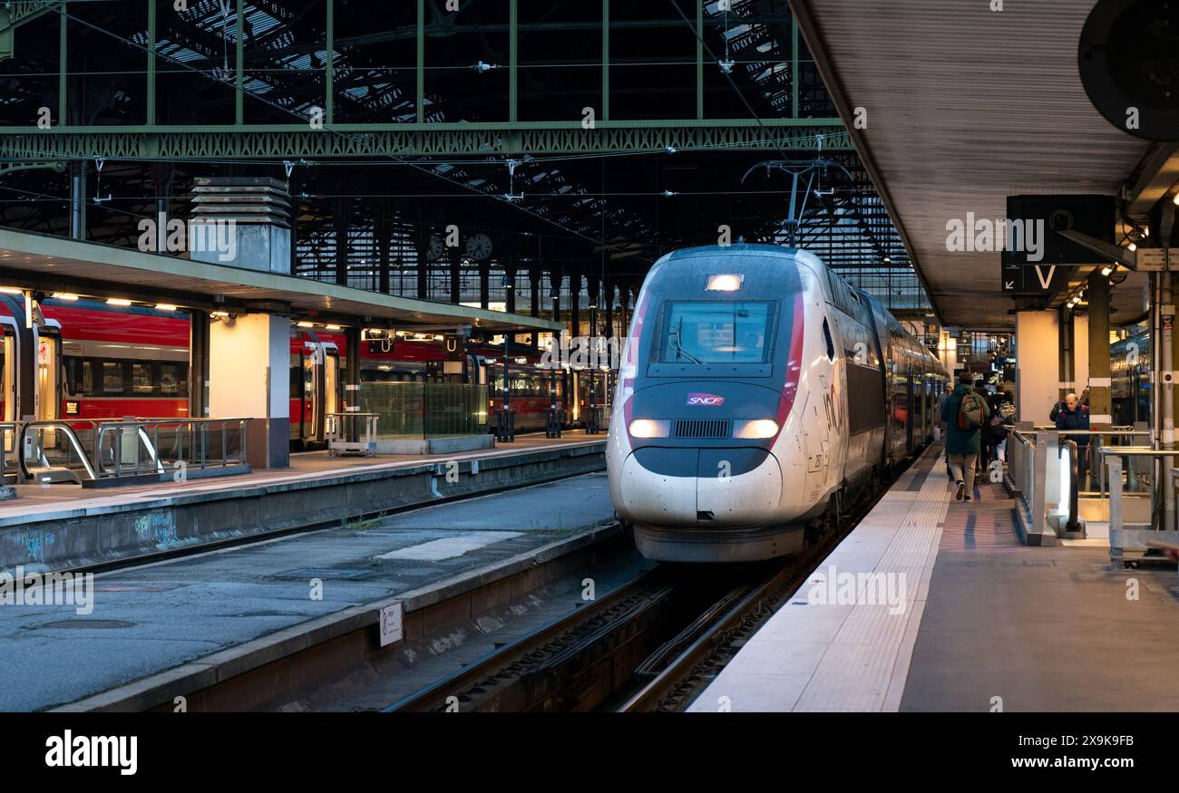 Hochgeschwindigkeitszug TGV mit Reisenden am gare de Lyon, Paris - Frankreich Stockfoto