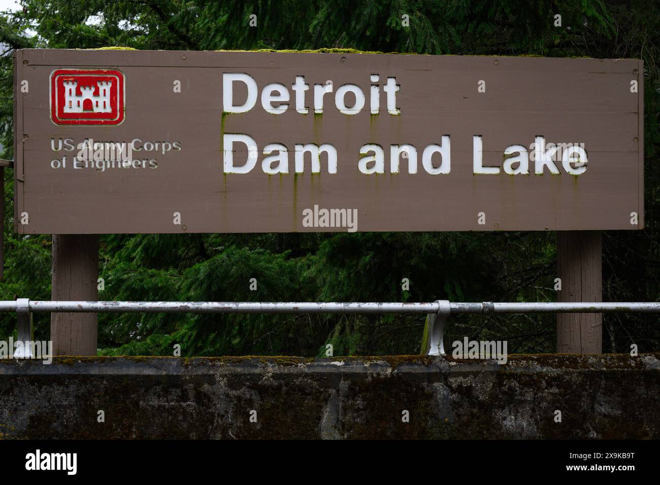 Detroit, OR, USA – 25. April 2024; Unterschrift für Detroit Dam and Lake in Oregon US Army Corps of Engineers Stockfoto