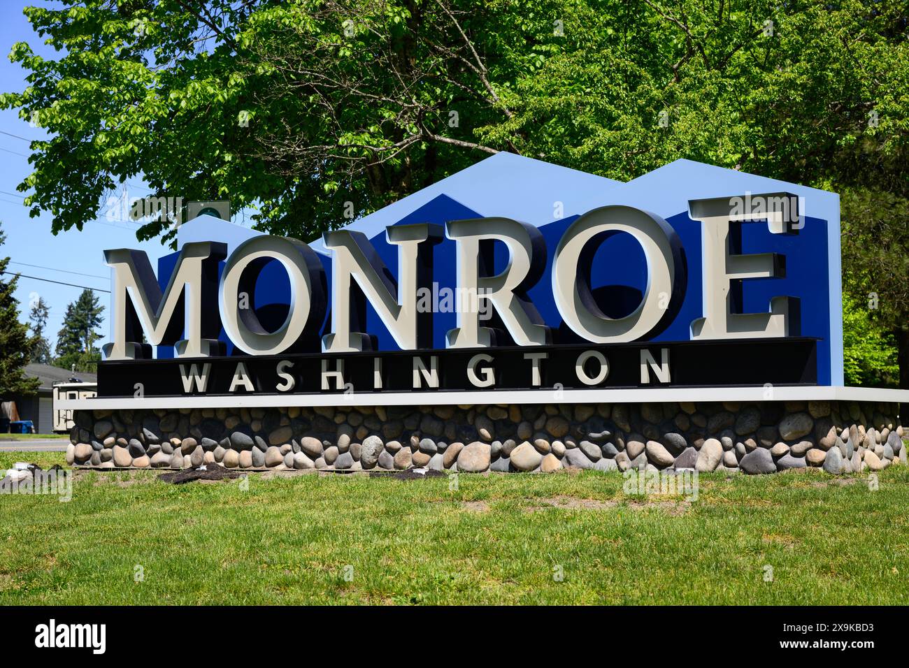 Monroe, WA, USA - 10. Mai 2024; Straßenschild in Monroe Washington für die Stadt Snohomish County Stockfoto
