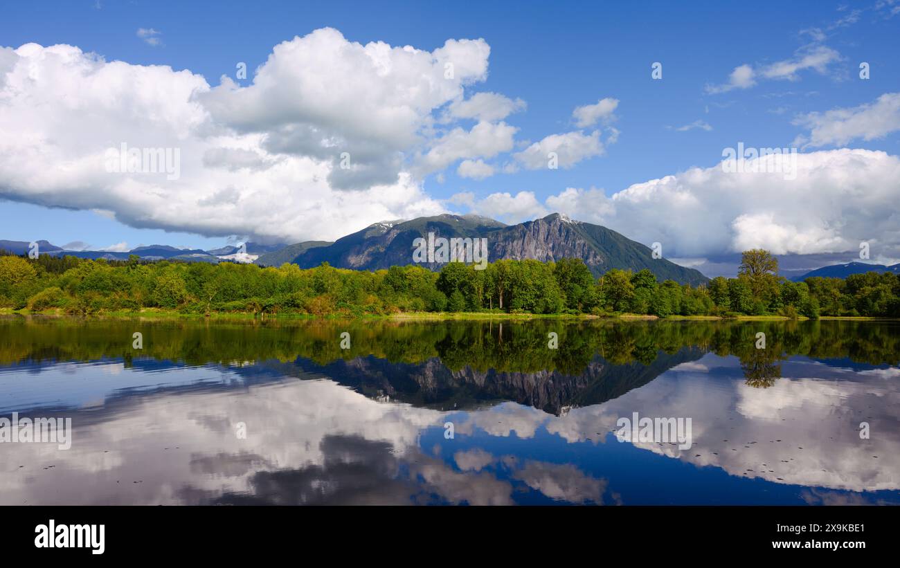 Mount Si spiegelt sich im Borst Lake mit weißem, bewölktem Himmel der parly im Frühling in wunderschöner Landschaft Stockfoto