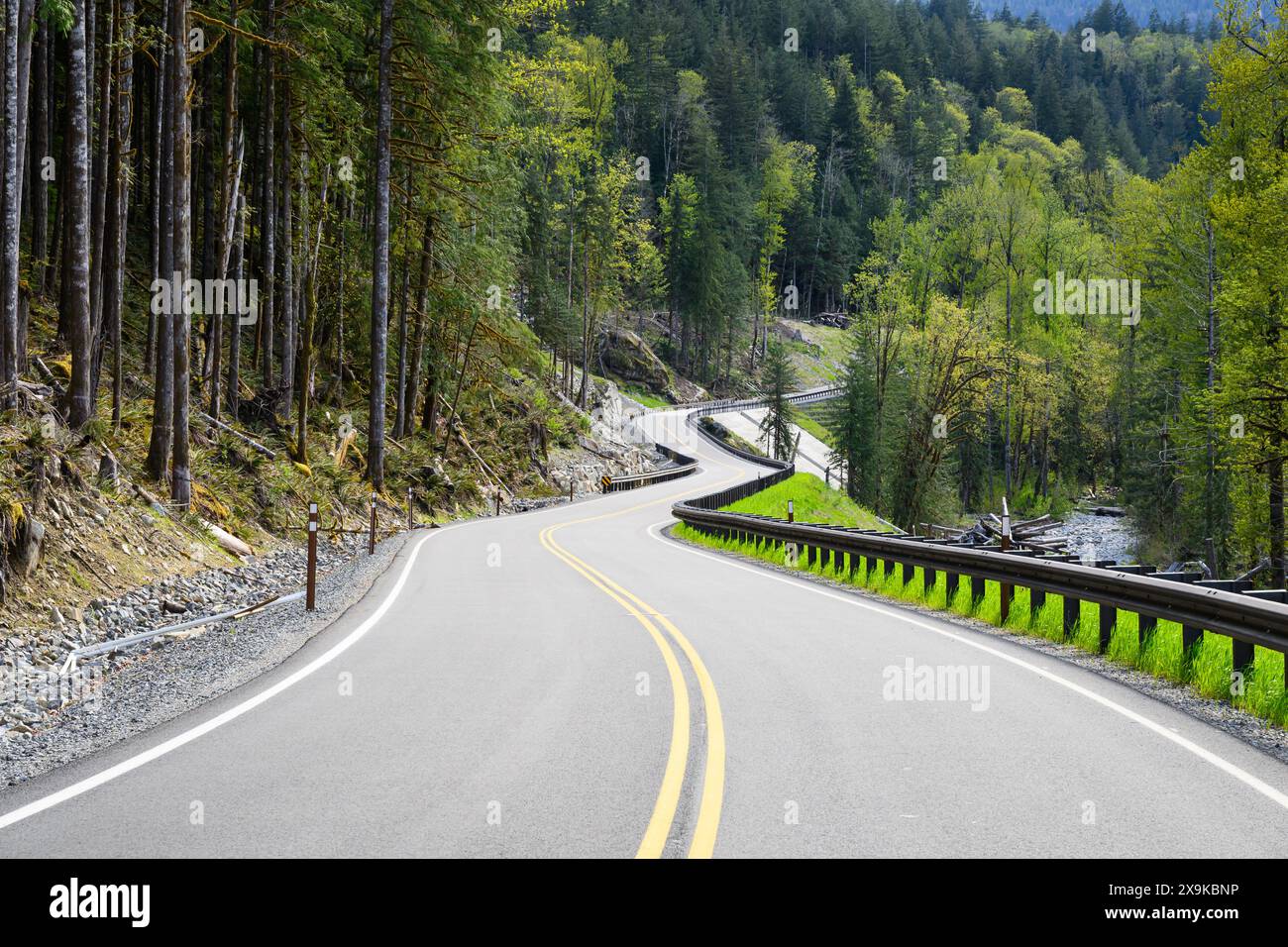 Reparierter Abschnitt der Index Galena Road nach einem interinstitutionellen Hochwasserschaden-Reparaturprojekt Stockfoto