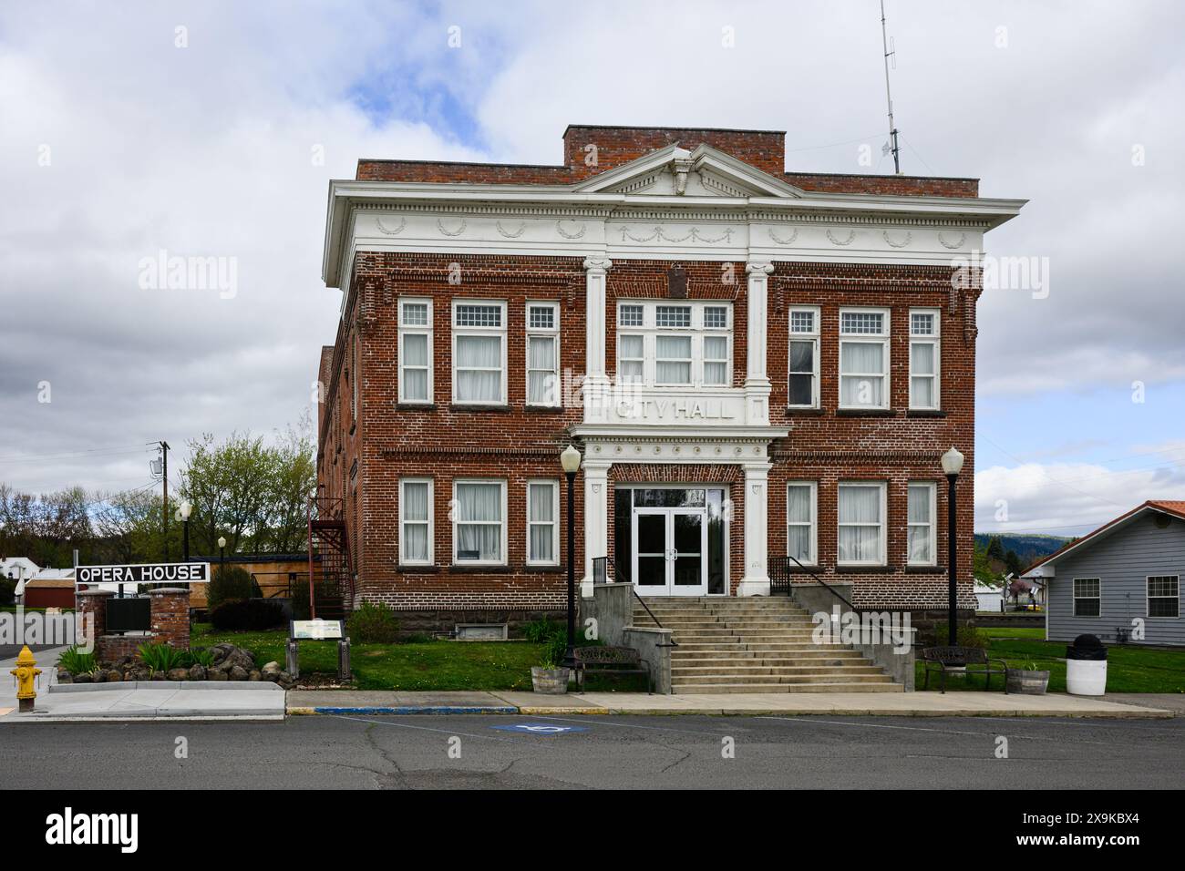 Elgin, OR, USA - 27. April 2024 Elgin Opera House und ehemaliges, im Rathaus verziertes Backsteingebäude mit Schild Stockfoto