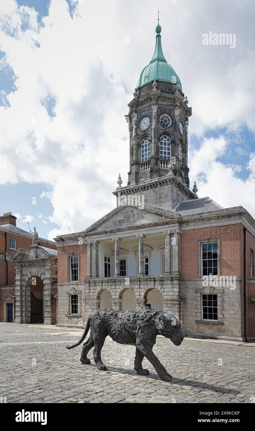 DUBLIN REPUBLIK IRLAND 3. Juli 2023: Herumziehende Löwenstatue. Originale Löwenskulptur des italienischen Künstlers Davide Rivalta im Dublin Castle Stockfoto