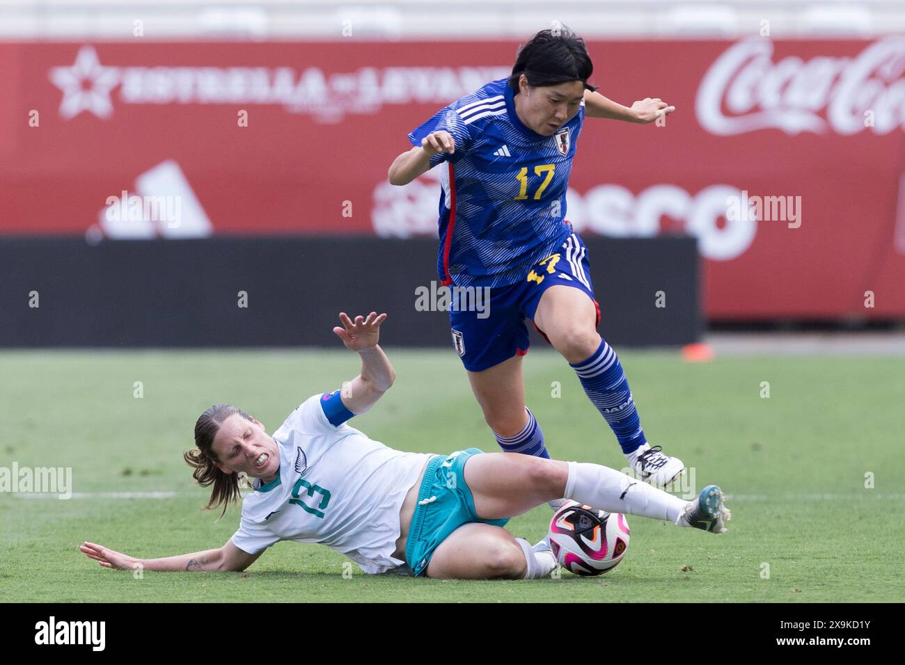 MURCIA, SPANIEN – MAI 31: Remina CHIBA aus Japan und Rebekah Stott aus Neuseeland im Freundschaftsspiel zwischen den japanischen und neuseeländischen Frauenmannschaften im Nueva Condomina Stadion. Guille Martinez/AFLO/Alamy Live News Stockfoto