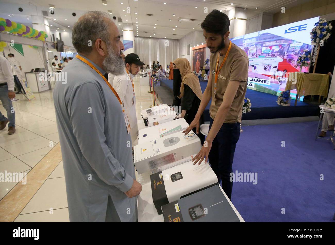 Die Besucher werden am Stand der International Solar Expo and Conference 2024, die am Samstag, 1. Juni 2024 in Peshawar stattfand, begeistert sein. Quelle: Pakistan Press International (PPI)/Alamy Live News Stockfoto