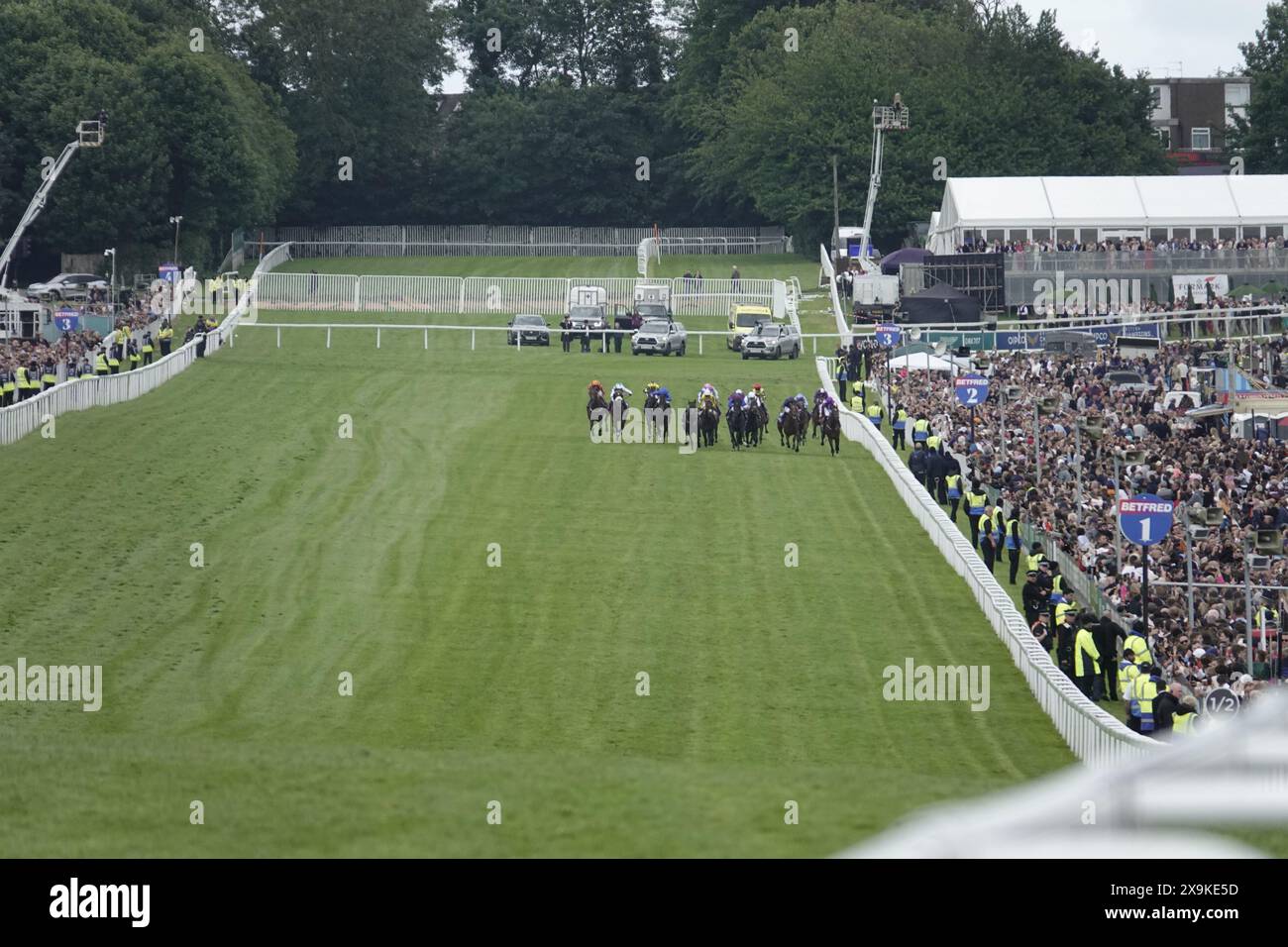 Epsom, Surrey, Großbritannien. Juni 2024. Das ganze Feld - minus einen Jockey, P. Dobbs, auf der Hauptgeraden am Betfred Derby, laufen über eine Meile und vier Furlongs auf der legendären Epsom Downs Rennbahn. Quelle: Motofoto/Alamy Live News Stockfoto